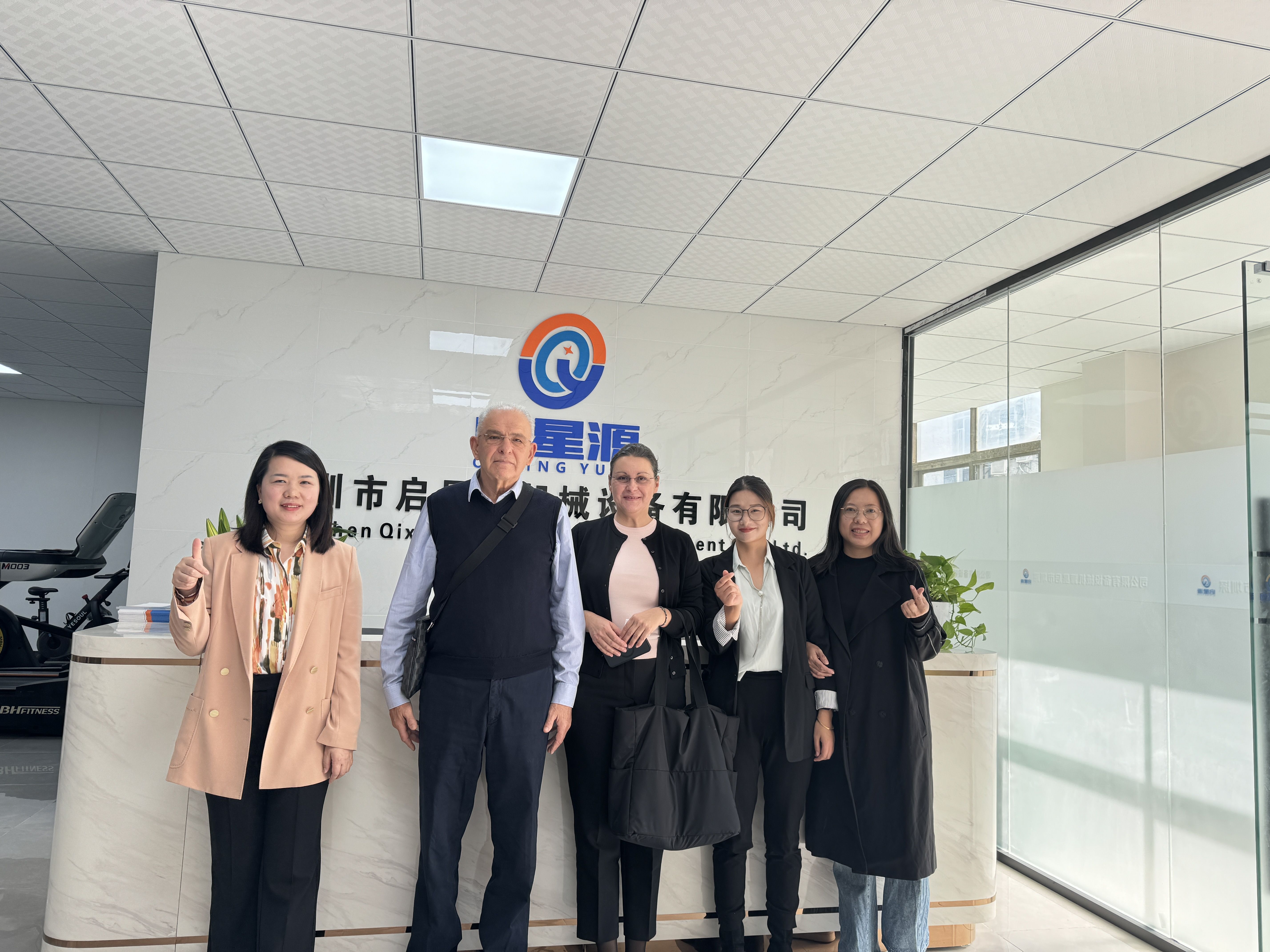 Begrüßen Sie Herrnsavo und Mrs.irena herzlich, Shenzhen Qixingyuan Machinery Equipment Co., Ltd. wieder zu besuchen
