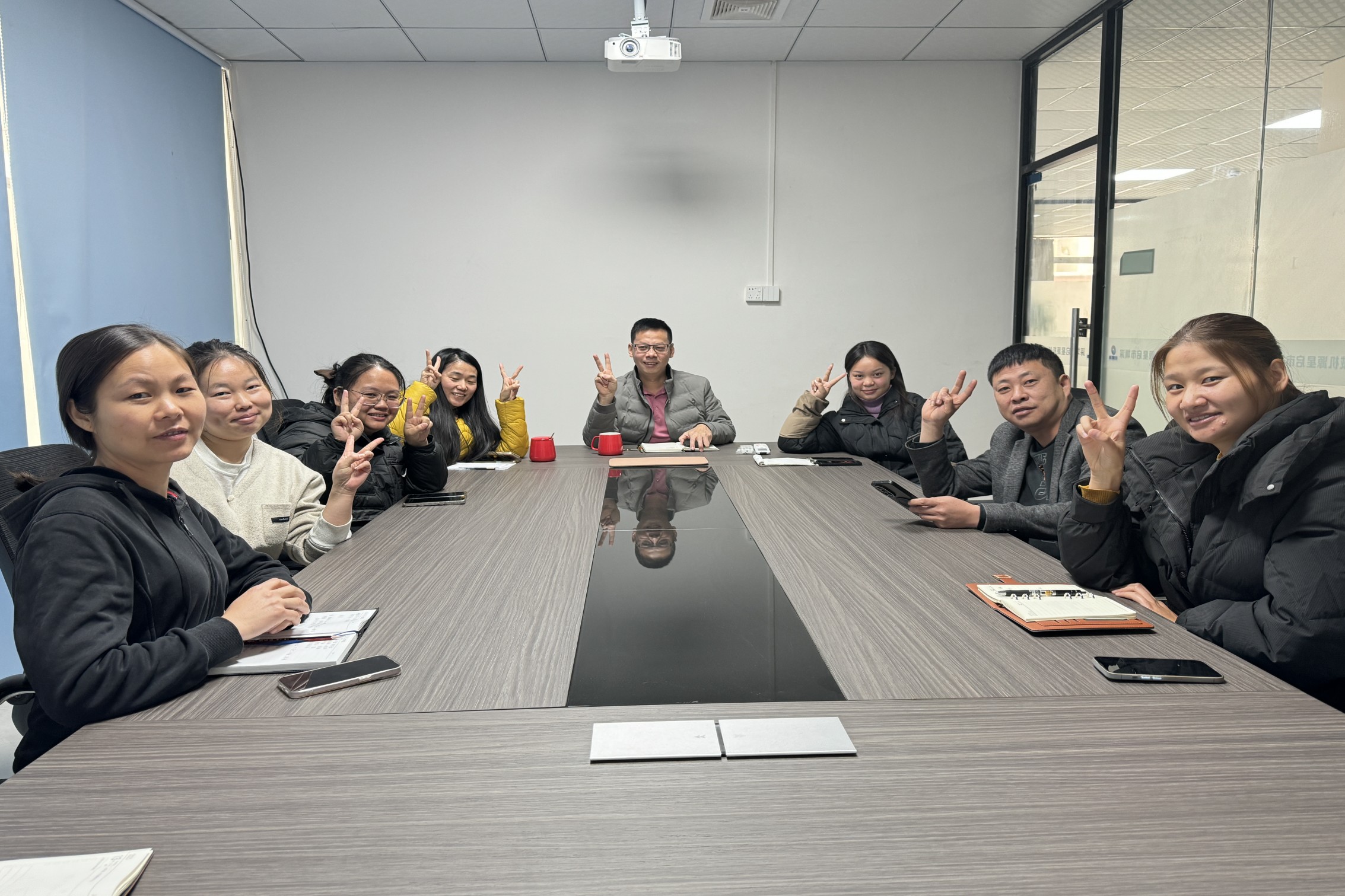 Die Shenzhen Qixingyuan Company hält 2024 jährliche zusammenfassende Treffen ab und freut sich auf Neujahrsziele