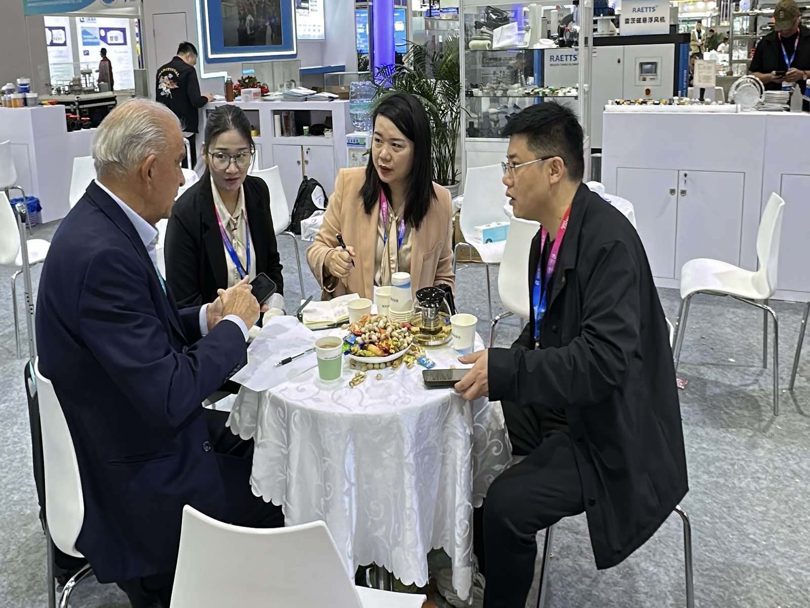 QXY团队成员在展位与客户深入技术交流