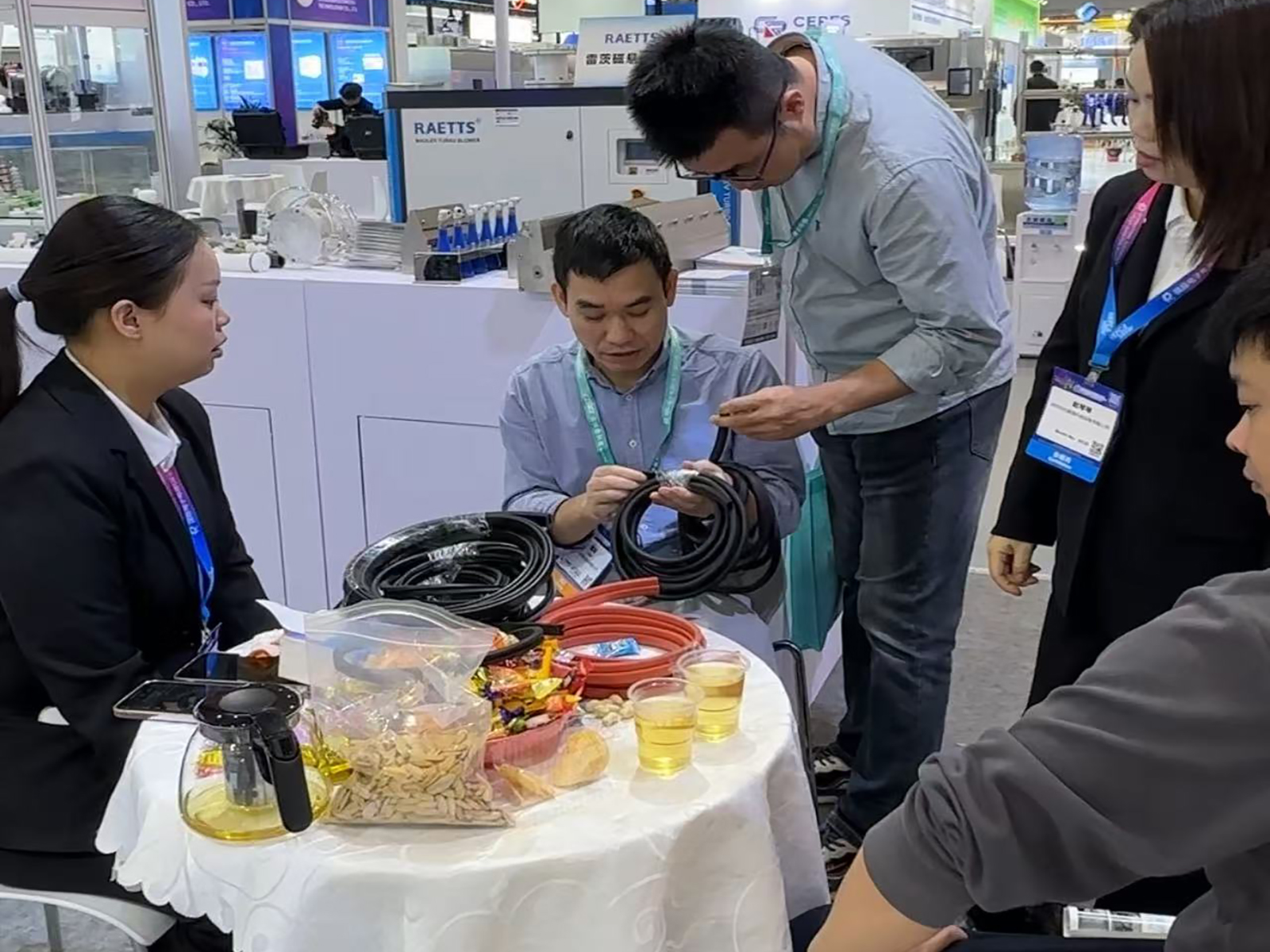 QXY在展会现场介绍产品核心优势和使用方法