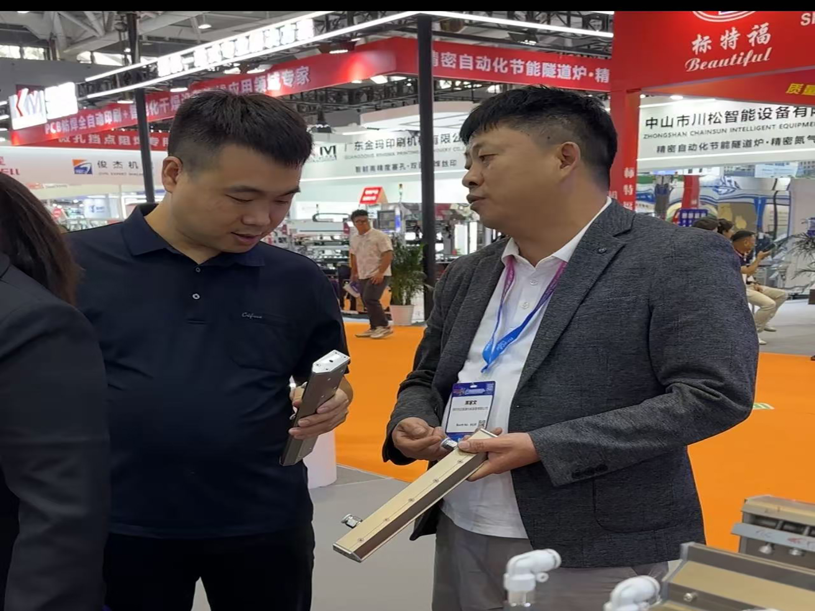 QXY在展会现场介绍产品核心优势和使用方法