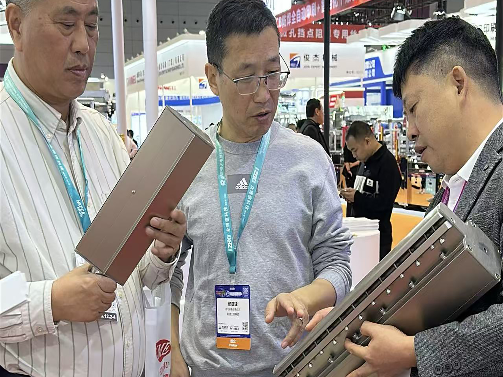 QXY在展会现场介绍产品核心优势和使用方法